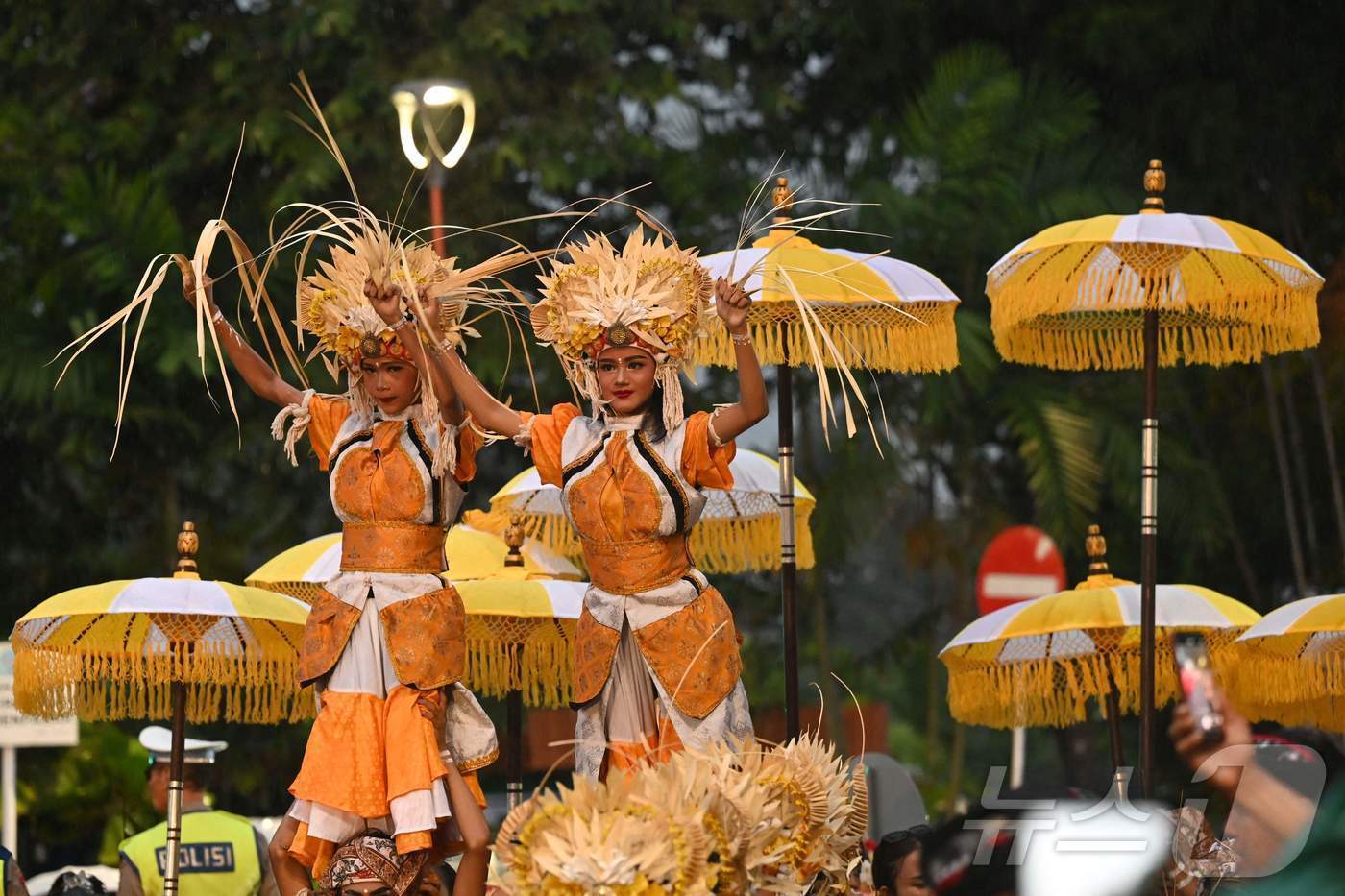 본문 이미지 - 발리 전통 무용수들이 2024년 12월 31일 인도네시아의 유명 휴양섬인 발리의 덴파사르에서2024년을 보내고 2025년을 맞는 새해 전야 축제에서 공연하고 있다. ⓒ AFP=뉴스1