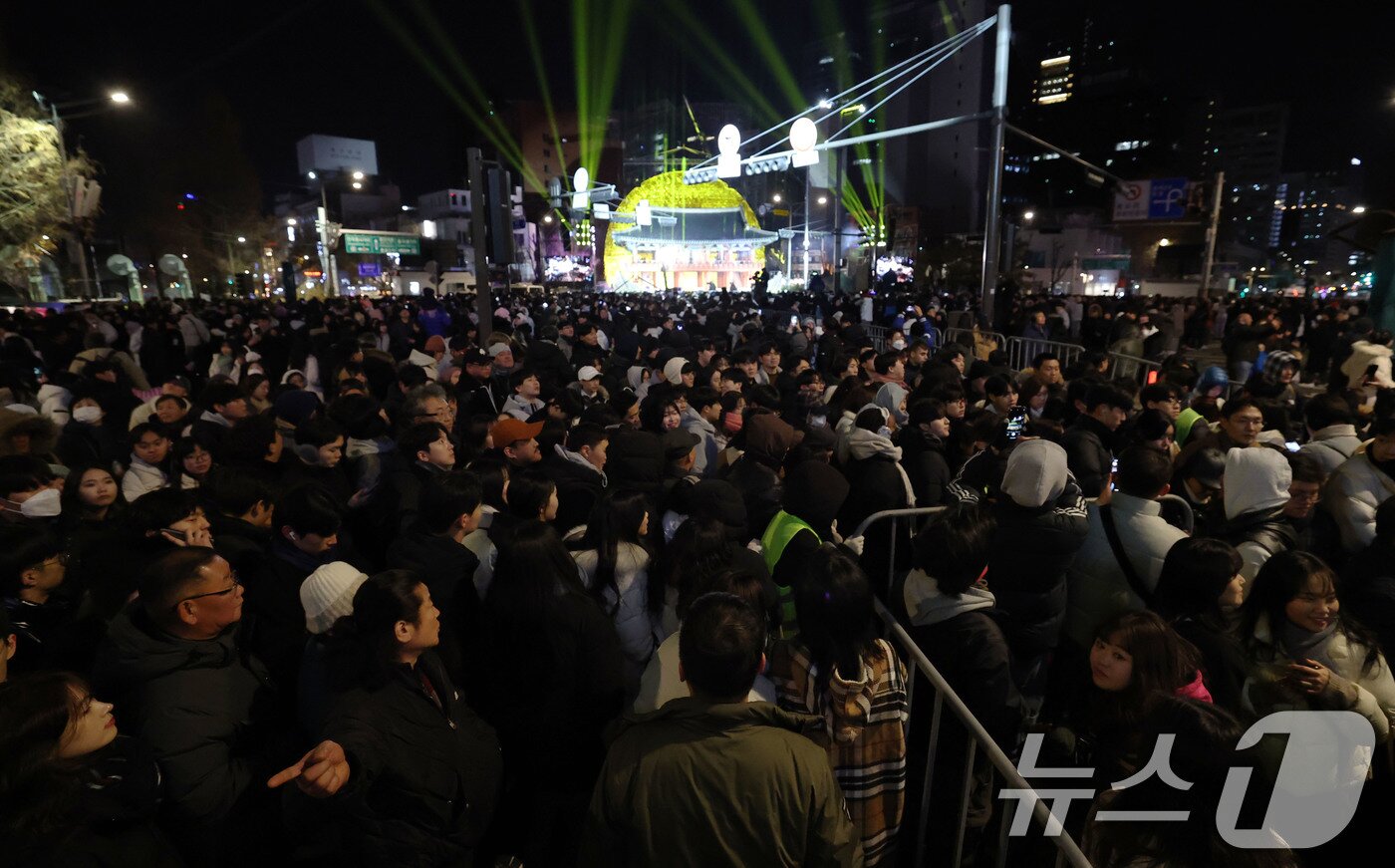 본문 이미지 - 1일 오전 서울 종로구 보신각에서 열린 제야의 종 타종행사에서 보신각 뒤로 30m크기의 태양 조형물이 떠오르고 있다. 이번 타종행사는 제주항공 여객기 참사 국가 애도기간에 따라 축소 진행됐다. 2025.1.1/뉴스1 ⓒ News1 박세연 기자