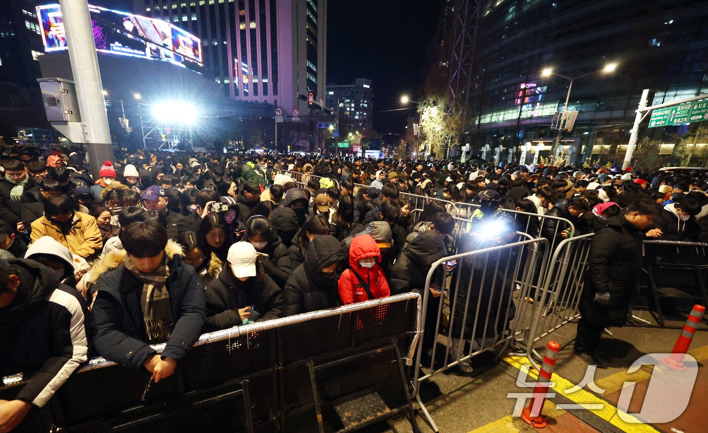 본문 이미지 - 31일 오후 서울 종로구 보신각에서 열린 제야의 종 타종행사에서 시민들이 제주항공 여객기 사고 희생자들을 추모하며 묵념하고 있다. &#40;공동취재&#41;2025.1.1/뉴스1 ⓒ News1 박세연 기자