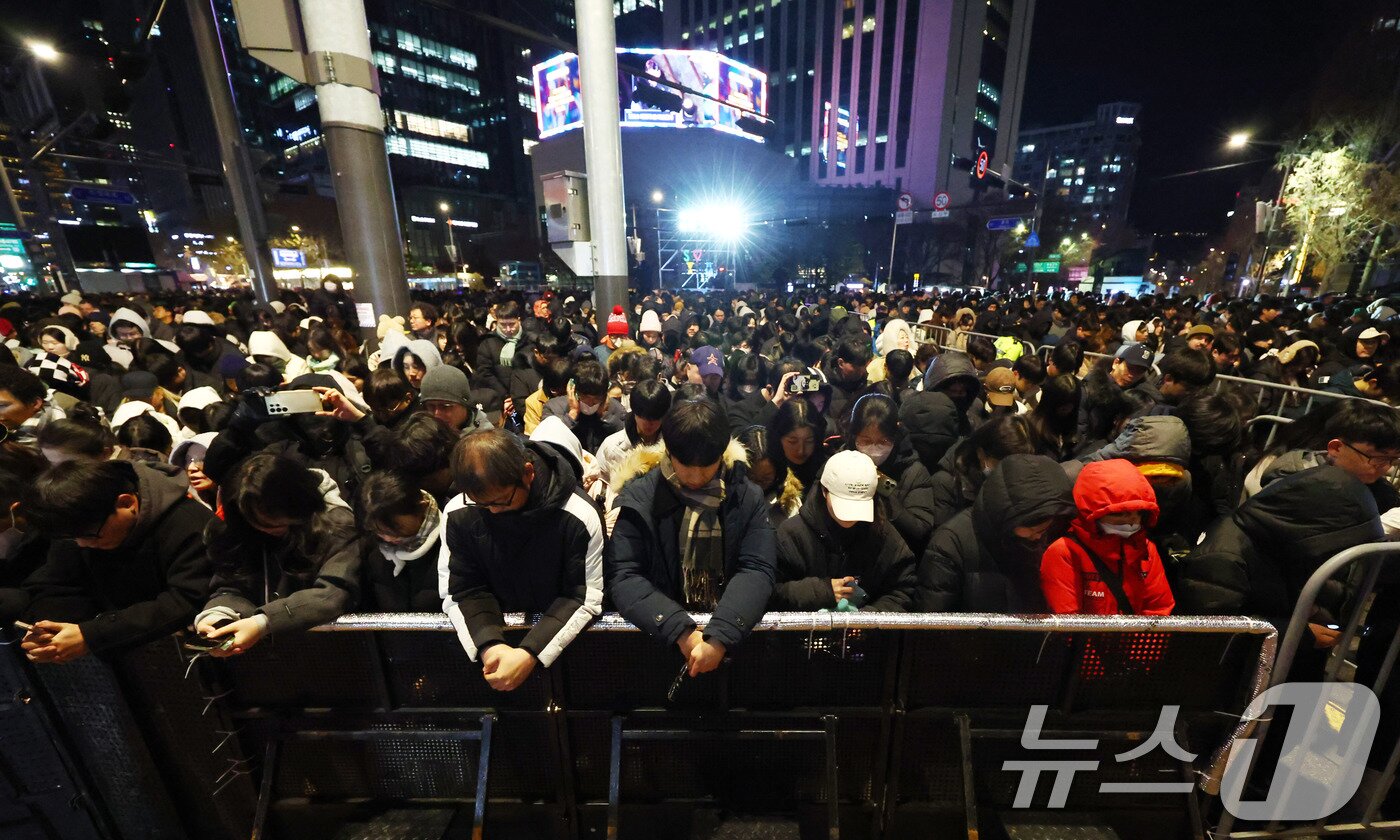 본문 이미지 - 31일 서울 종로구 보신각에서 열린 제야의 종 타종행사에서 시민들이 제주항공 여객기 사고 희생자들을 추모하며 묵념하고 있다. &#40;공동취재&#41;2025.1.1/뉴스1 ⓒ News1 박세연 기자