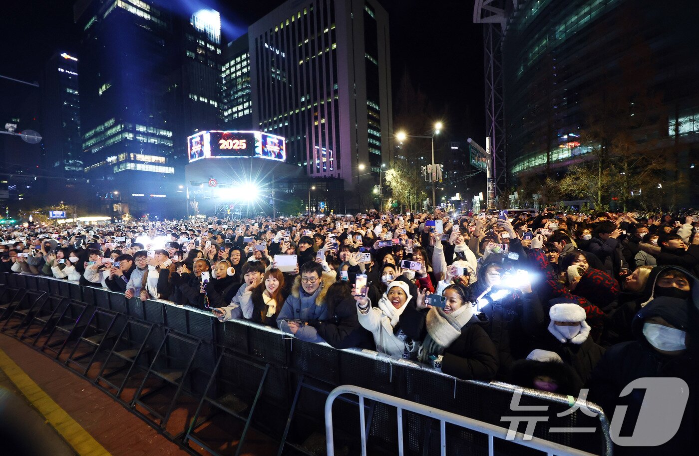 본문 이미지 - 1일 서울 종로구 보신각에서 열린 제야의 종 타종행사를 찾은 시민들이 타종 장면을 바라보고 있다. &#40;공동취재&#41;2025.1.1/뉴스1 ⓒ News1 박세연 기자