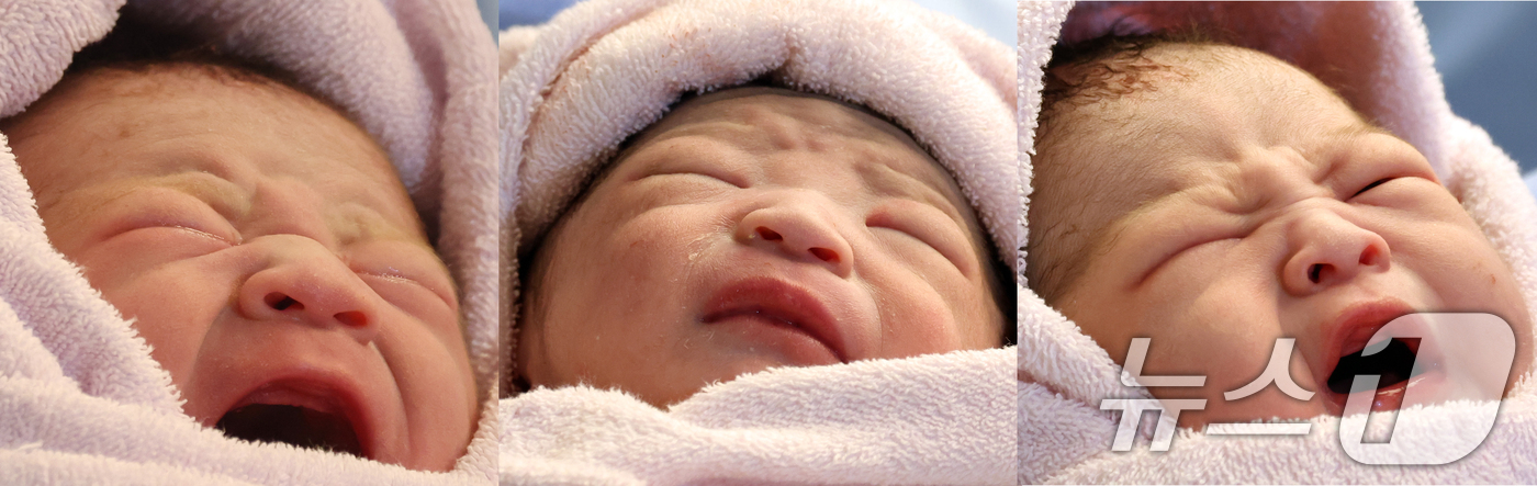 (고양=뉴스1) 김명섭 기자 = 2025년 을사년 (乙巳年) 새해 첫날인 1일 오전 경기도 고양시 일산동구 일산차병원에서 (오른쪽부터) 엄마 구슬기(35세)씨와 아빠 강우석(41세 …