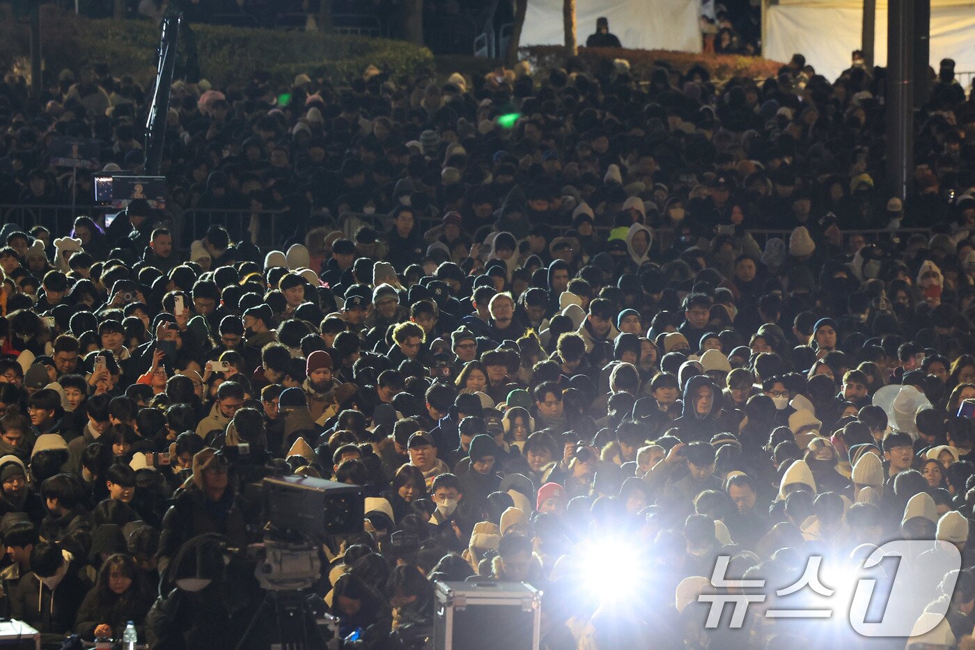 본문 이미지 - 31일 오후 서울 종로구 보신각에서 열린 제야의 종 타종행사에 앞서 시민들이 제주항공 여객기 참사 희생자를 추모하며 묵념하고 있다. &#40;공동취재&#41;2025.1.1/뉴스1 ⓒ News1 박세연 기자