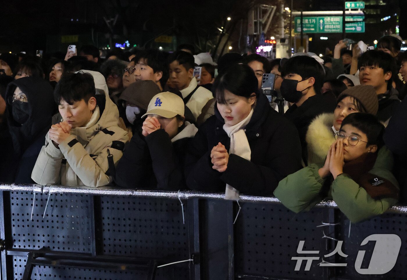 본문 이미지 - 을사년 새해 첫날인 1일 새벽 서울 종로구 보신각에서 열린 제야의 종 타종 행사에서 시민들이 타종 순간 기도를 하고 있다. &#40;공동취재&#41;2025.1.1/뉴스1 ⓒ News1 박세연 기자