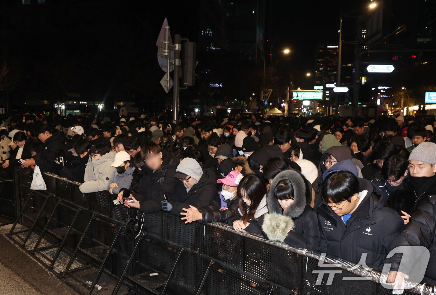 본문 이미지 - 31일 서울 종로구 보신각에서 열린 제야의 종 타종 행사에서 시민들이 제주항공 여객기 사고 희생자들을 기리며 묵념하고 있다. &#40;공동취재&#41;2025.1.1/뉴스1 ⓒ News1 박세연 기자