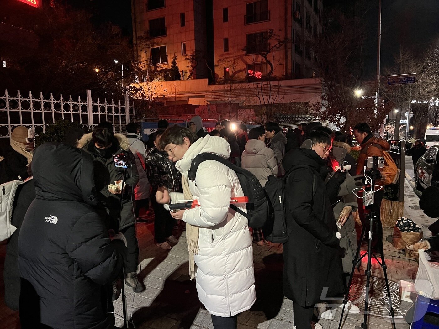 본문 이미지 - 새해 첫날인 1일 오전 서울 용산구 한남동 대통령 관저 앞 보수 유튜버들이 집회 참가자들을 인터뷰 하고 있다. 2025.1.1/뉴스1 ⓒ News1 김민재 기자