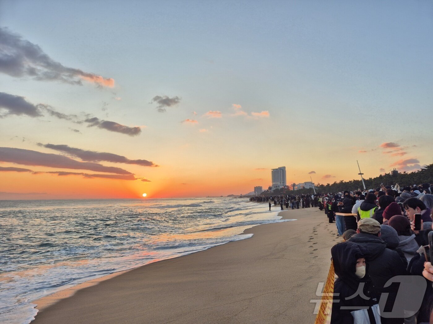 본문 이미지 - 올해 1월 1일 강원 강릉 경포해수욕장 해맞이.(뉴스1 DB) ⓒ News1 윤왕근 기자