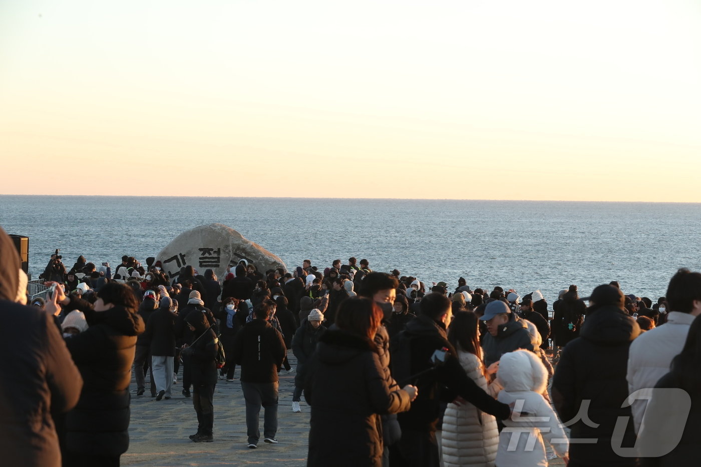 본문 이미지 - 1일 오전 7시 30분께 울산 울주군 간절곶에서 시민들이 해돋이를 구경하고 있다. 이날 간절곶에는 경찰 추산 3만명이 운집했다.2025.1.1./뉴스1 ⓒ News1 김세은 기자