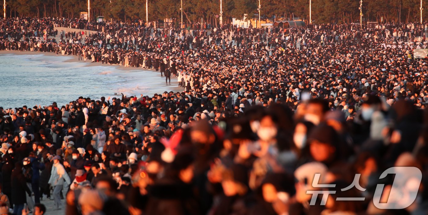 본문 이미지 - 2025년 을사년&#40;乙巳年&#41; 새해 첫날인 1일 오전 부산 해운대해수욕장에서 시민들이 새해 첫 해돋이를 감상하고 있다. 2025.1.1/뉴스1 ⓒ News1 윤일지 기자
