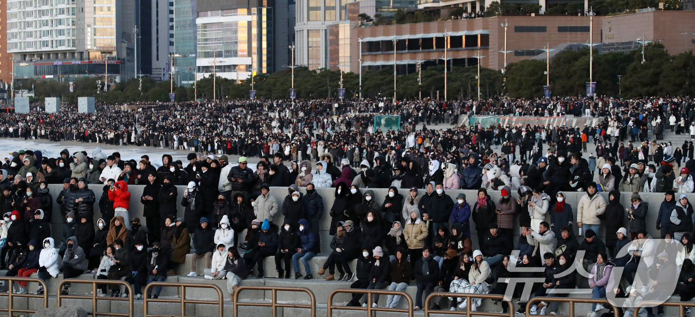 (부산=뉴스1) 윤일지 기자 = 2025년 을사년(乙巳年) 새해 첫날인 1일 오전 부산 해운대해수욕장에서 시민들이 새해 첫 해돋이를 기다리고 있다. 2025.1.1/뉴스1