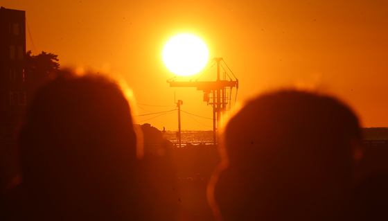 해넘이·해맞이 산행 늘어나는 1월…행안부 "빙판길·저체온 주의"
