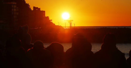 새해 첫날 '영하 16도' 강추위…"해돋이에 방한용품·스트레칭 필수"