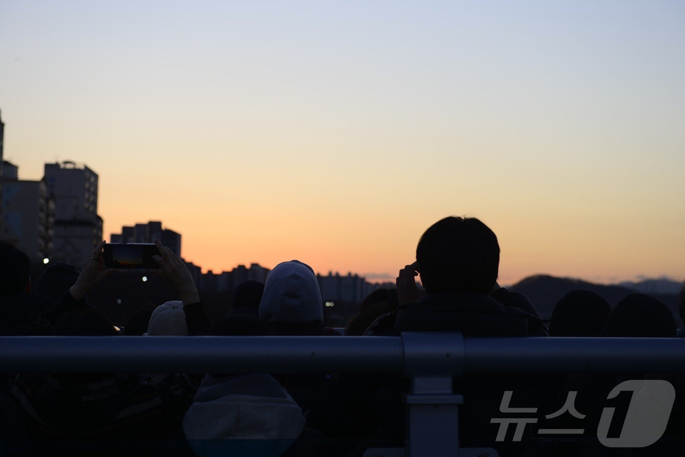본문 이미지 - 1일 오전 대구 동구 동촌유원지 해맞이공원에서 시민들이 새해 첫날 일출을 기다리고 있다. 2025.1.1/뉴스1 ⓒ News1 이성덕 기자