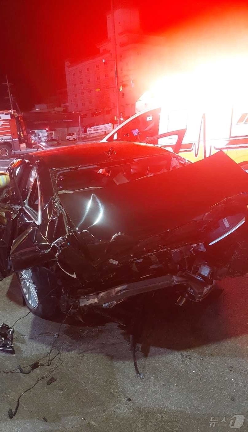 본문 이미지 - 1일 새벽 강원 강릉 터미널 오거리에서 발생한 교통사고로 발생한 차량화재 현장.(강릉소방서 제공) 2025.1.1/뉴스1