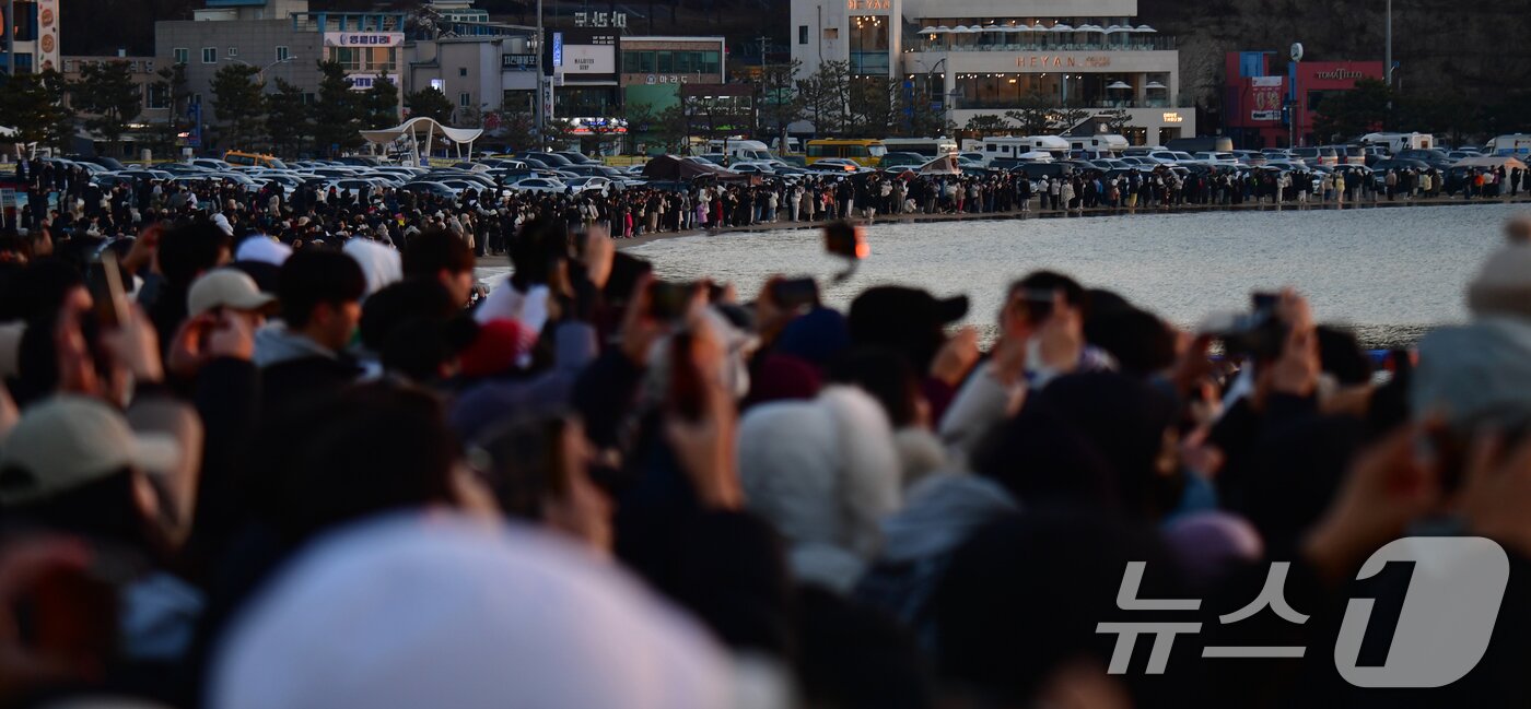 본문 이미지 - 2025년 을사년(乙巳年) 새해 첫날인 1일 경북 포항시 북구 영일대해수욕장에 모인 시민과 관광객들이 일출을 지켜보고 있다. 2025.1.1/뉴스1 ⓒ News1 최창호 기자