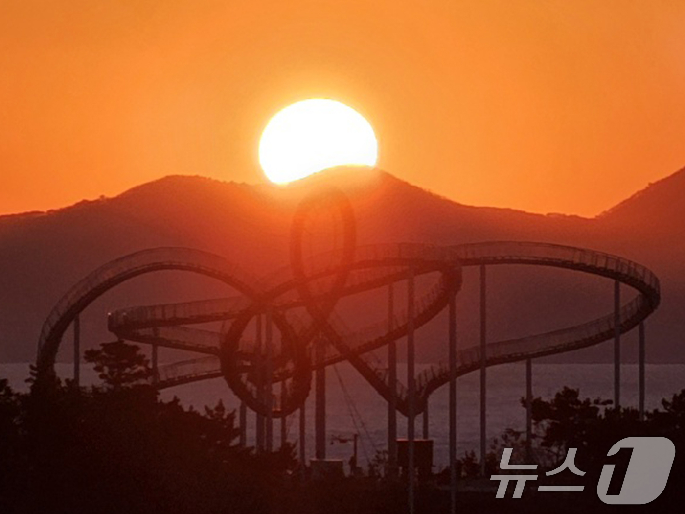 (포항=뉴스1) 최창호 기자 = 2025년 을사년(乙巳年) 새해 첫날인 1일 오전 경북 포항시 북구 환여동 환호공원 스페이스워크 위로 붉은 태양이 떠오르고 있다. 2025.1.1/ …