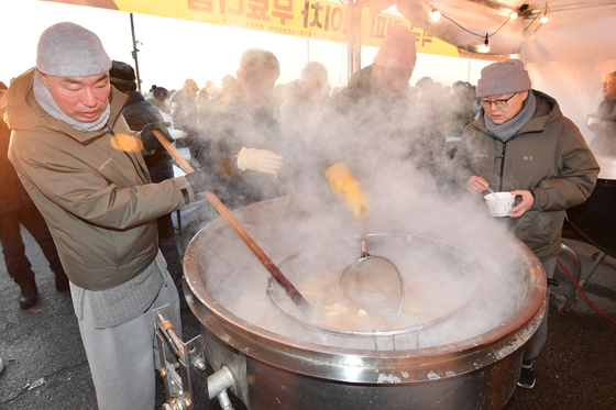 포항불교사암연합회, 새해 첫날 영일대서 떡국 5000명분 나눔