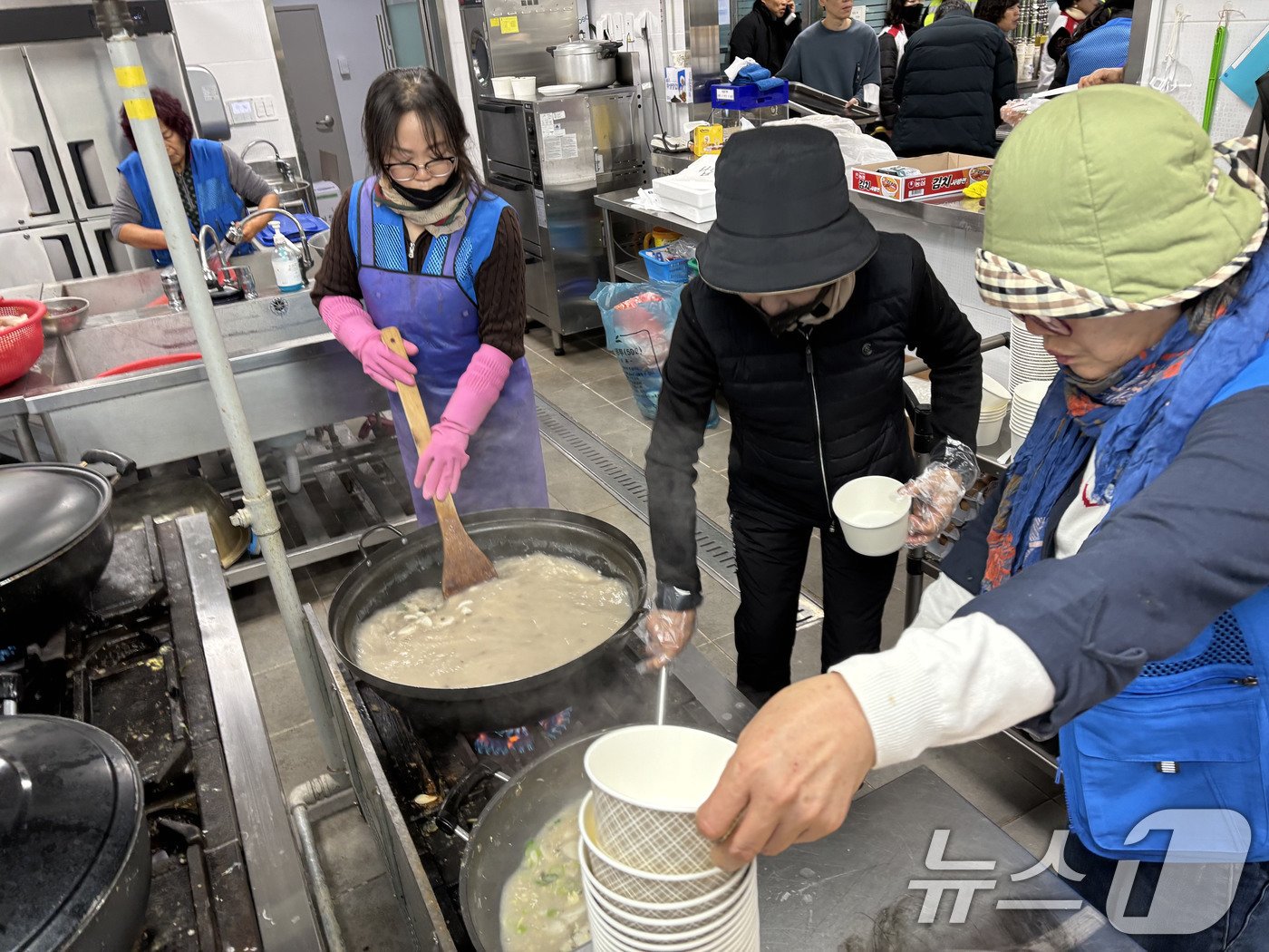 1일 오전 전남 무안국제공항에서 자원봉사자들이 제주항공 여객기 참사 유족들을 위로하기 위한 떡국봉사를 하고 있다. 2025.1.1/뉴스1 ⓒ News1 박지현 기자