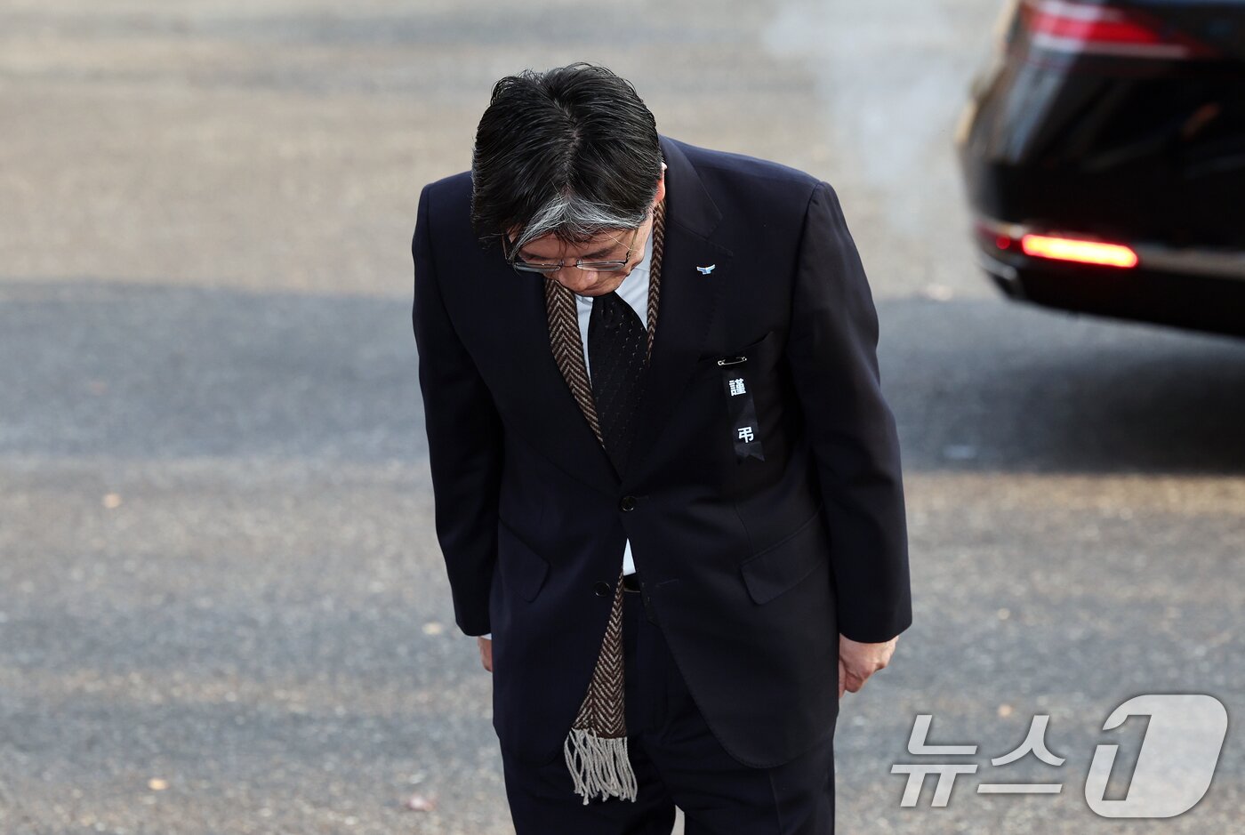 본문 이미지 - 오동운 고위공직자범죄수사처&#40;공수처&#41; 처장이 1일 오전 경기도 과천시 공수처로 출근하며 인사하고 있다. 2025.1.1/뉴스1 ⓒ News1 구윤성 기자