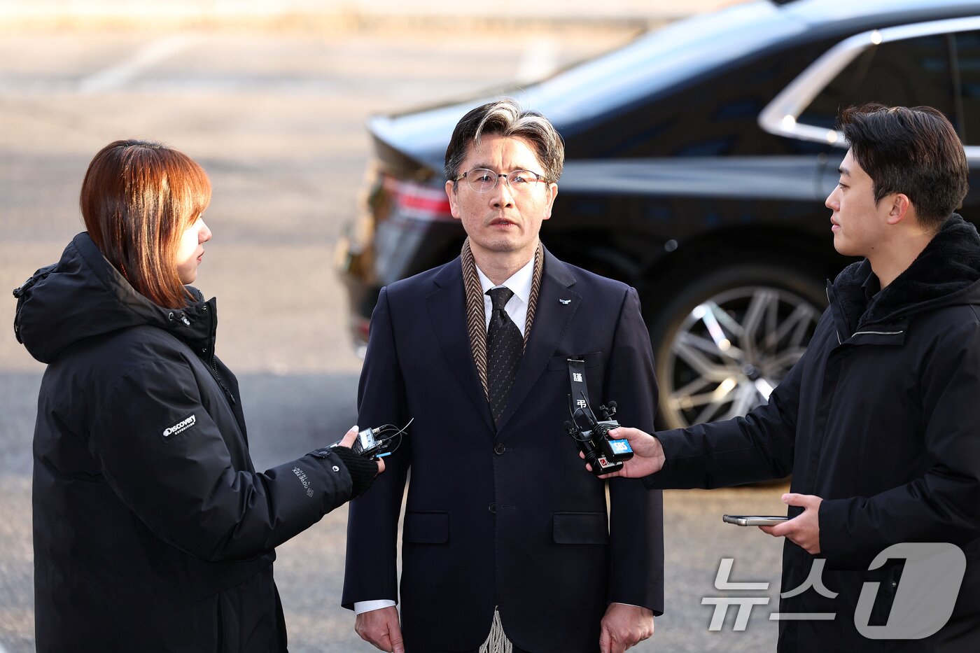 본문 이미지 - 오동운 고위공직자범죄수사처&#40;공수처&#41; 처장이 1일 오전 경기도 과천시 공수처로 출근하며 취재진의 질문에 답하고 있다. 2025.1.1/뉴스1 ⓒ News1 구윤성 기자