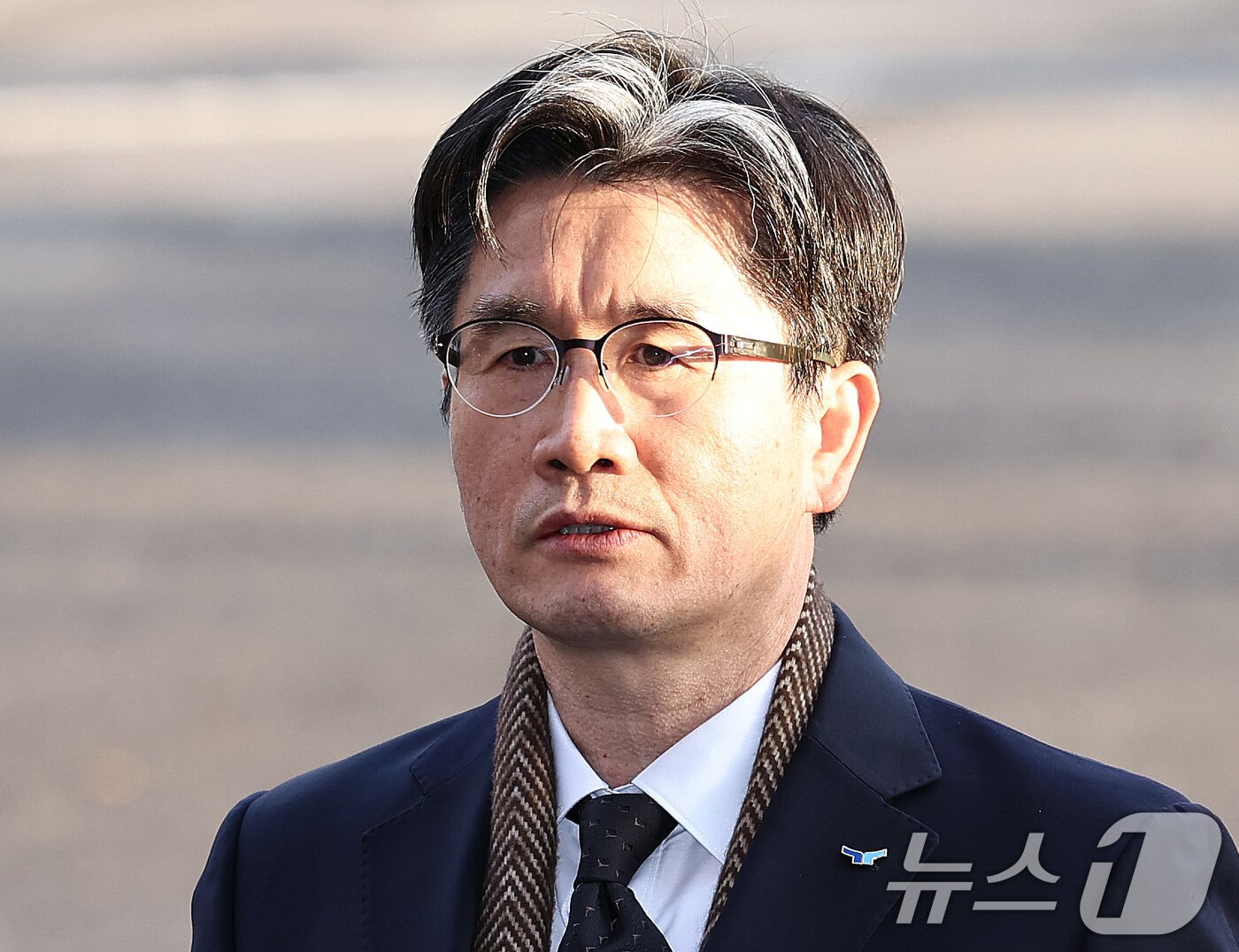 본문 이미지 - 오동운 고위공직자범죄수사처&#40;공수처&#41; 처장이 1일 오전 경기도 과천시 공수처로 출근하며 취재진의 질문에 답하고 있다. 2025.1.1/뉴스1 ⓒ News1 구윤성 기자