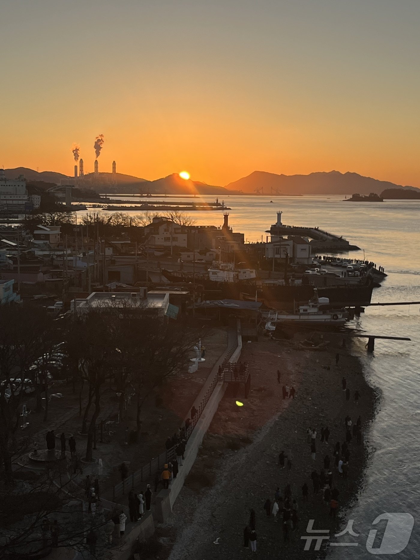본문 이미지 - 1일 오전 사천시 삼천포 대교에서 바라본 일출 모습.&#40;김세중씨 제공&#41;