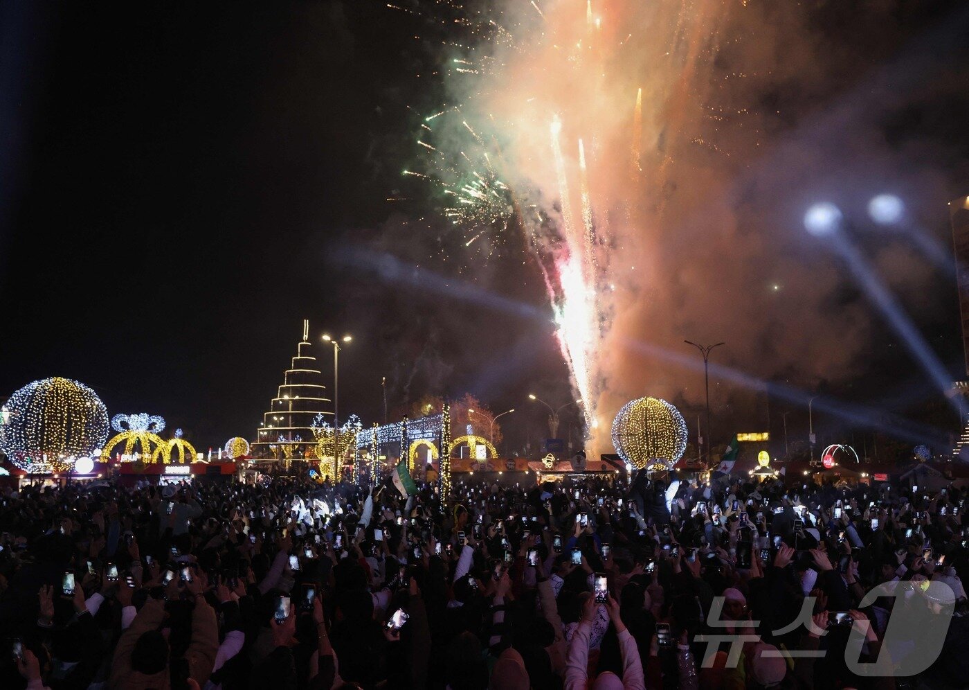 본문 이미지 - 1일(현지시간) 시리아 수도 다마스쿠스의 우마야드 광장에서 시민들이 새해를 기념하는 불꽃놀이를 감상하고 있다. 2025.1.1 ⓒ AFP=뉴스1 ⓒ News1 강민경 기자
