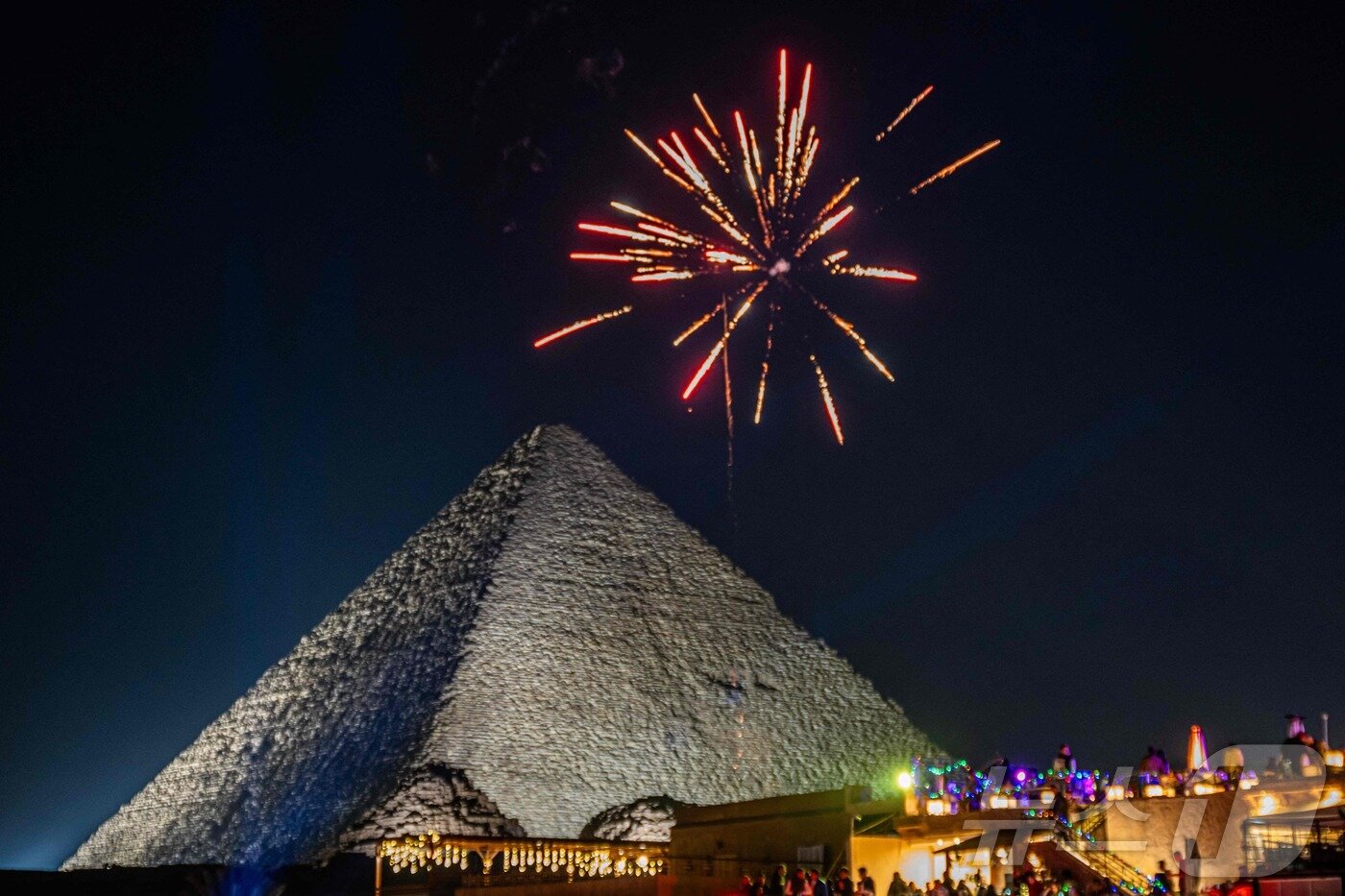 본문 이미지 - 이집트 수도 카이로의 피라미드 위에서 신년 맞이 불꽃축제가 열리고 있다. 2024.12.31 ⓒ AFP=뉴스1 ⓒ News1 강민경 기자