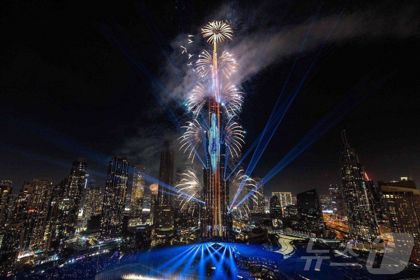 본문 이미지 - 아랍에미리트(UAE) 두바이의 부르즈 칼리파 타워에서 1일(현지시간) 신년맞이 불꽃축제가 열리고 있다. 2025.1.1 ⓒ AFP=뉴스1 ⓒ News1 강민경 기자