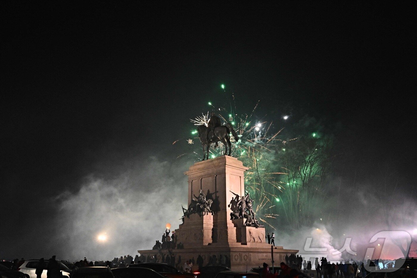 본문 이미지 - 이탈리아 로마의 가리발디 동상 근처에서 신년 맞이 불꽃축제가 열리고 있다. 2025.1.1 ⓒ AFP=뉴스1 ⓒ News1 강민경 기자