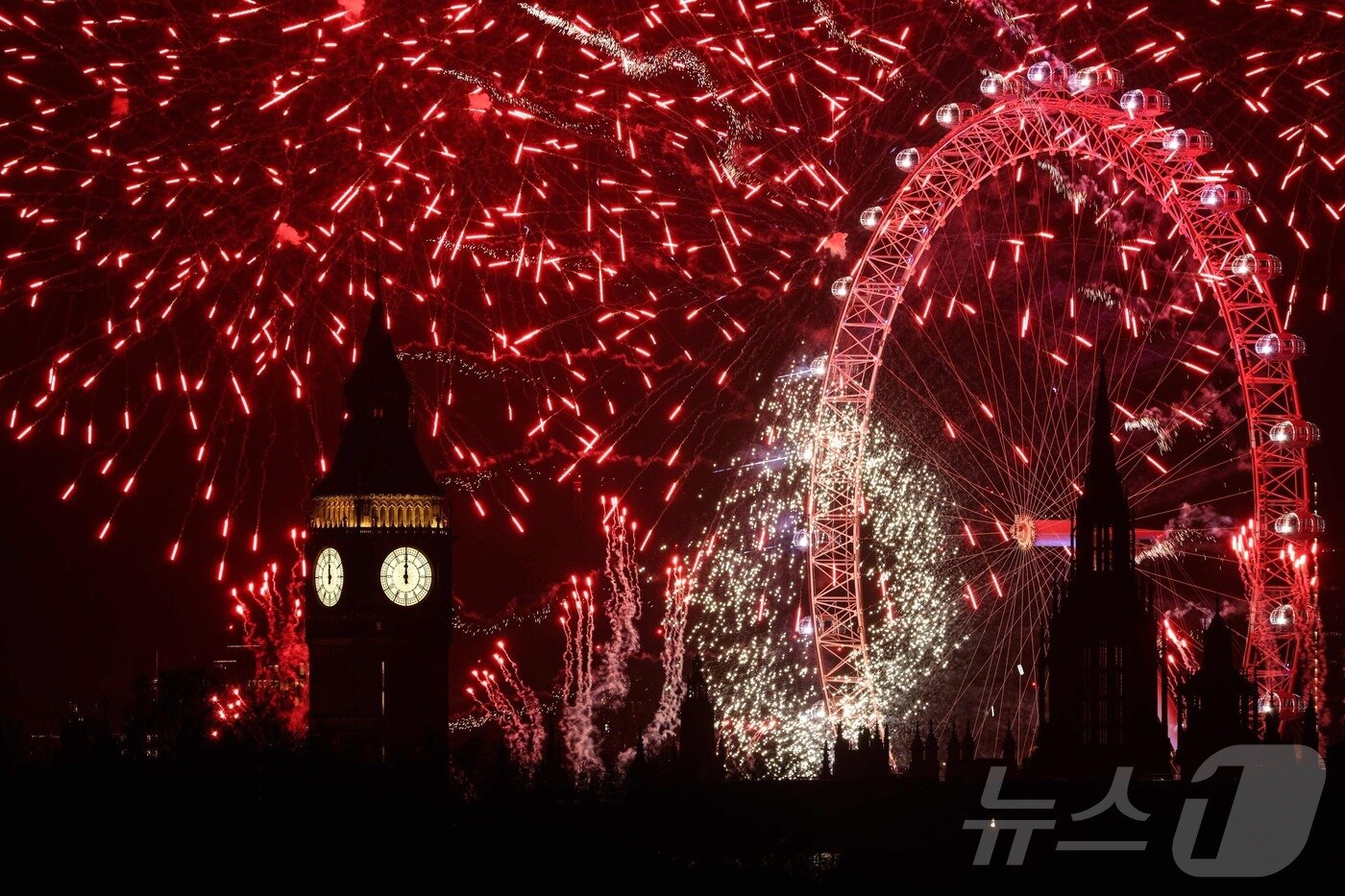 본문 이미지 - 영국 런던 중심부 국회의사당과 런던아이, 빅벤 인근에서 1일(현지시간) 자정 신년을 맞이해 화려한 불꽃놀이가 펼쳐지고 있다. 2025.1.1 ⓒ AFP=뉴스1 ⓒ News1 강민경 기자