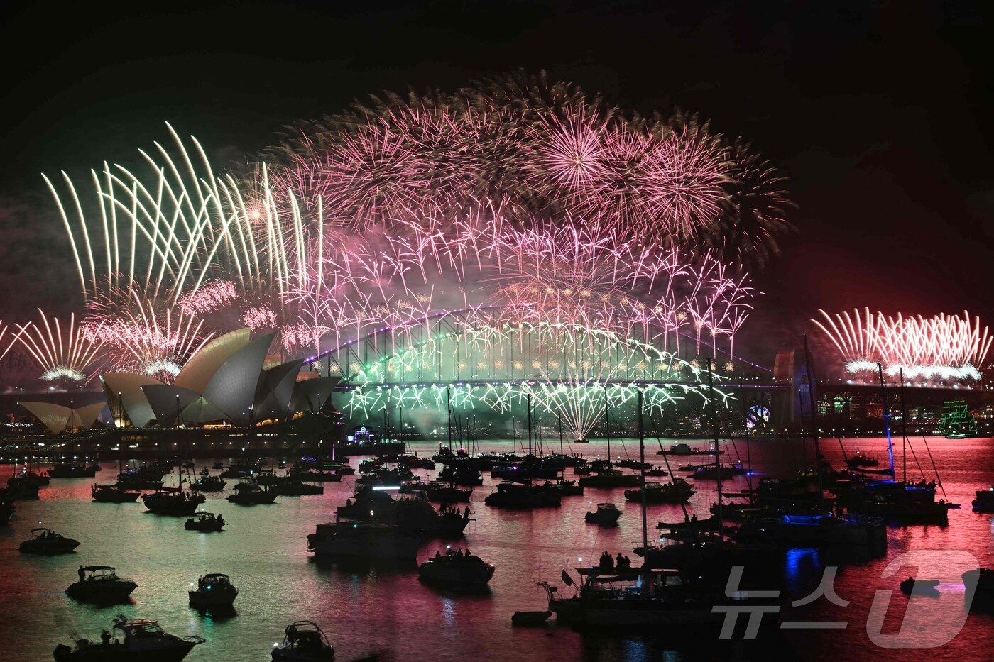 본문 이미지 - 호주 시드니의 오페라하우스와 하버브리지에서 2025년 새해를 맞이하는 대형 불꽃축제가 벌어지고 있다. 2025.1.1 ⓒ AFP=뉴스1 ⓒ News1 강민경 기자