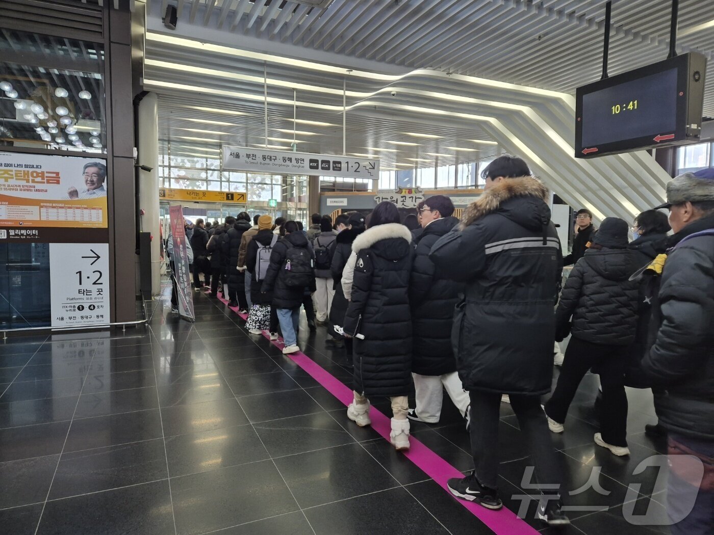 본문 이미지 - 을사년 새해 첫날인 1일 부산(부전역)에서 출발한 ITX-마음 1252 열차를 타고 강릉역 승강장에 도착한 탑승객들이 발걸음을 옮기고 있다. 이날부터 동해 중부선 삼척∼포항 구간이 개통되면서 강릉에서 부산까지 환승 없이 열차로 달릴 수 있게 됐다. 2025.1.1/뉴스1 ⓒ News1 윤왕근 기자