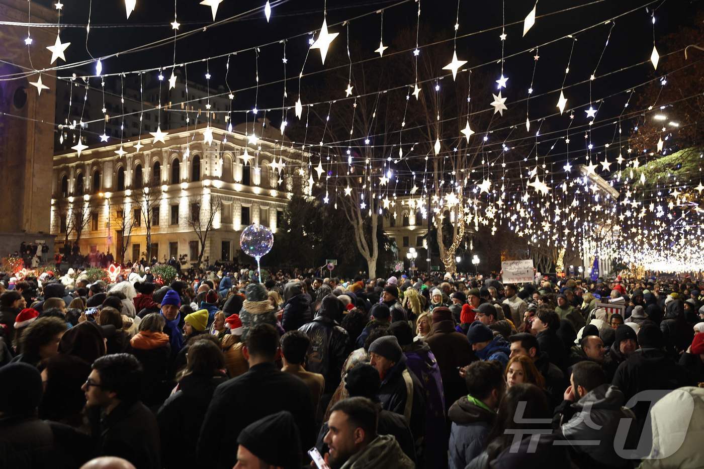 본문 이미지 - 조지아 수도 트빌리시에서 2025년 새해 맞이 축제와 함께 정부의 유럽연합(EU) 가입 협상 연기 결정에 반대하는 시위가 벌어지고 있다. 2024.12.31 ⓒ AFP=뉴스1 ⓒ News1 강민경 기자
