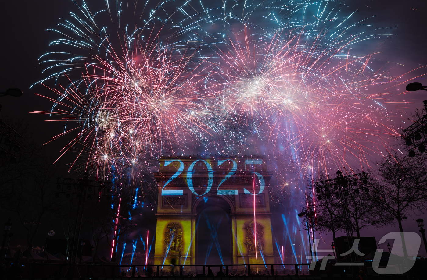 (파리=뉴스1) 이준성 기자 = 2025년 을사년(乙巳年) 새해 첫날인 1일(현지시간) 프랑스 파리 개선문에서 새해맞이 카운트다운과 함께  화려한 불꽃놀이가 펼쳐지고 있다. 202 …
