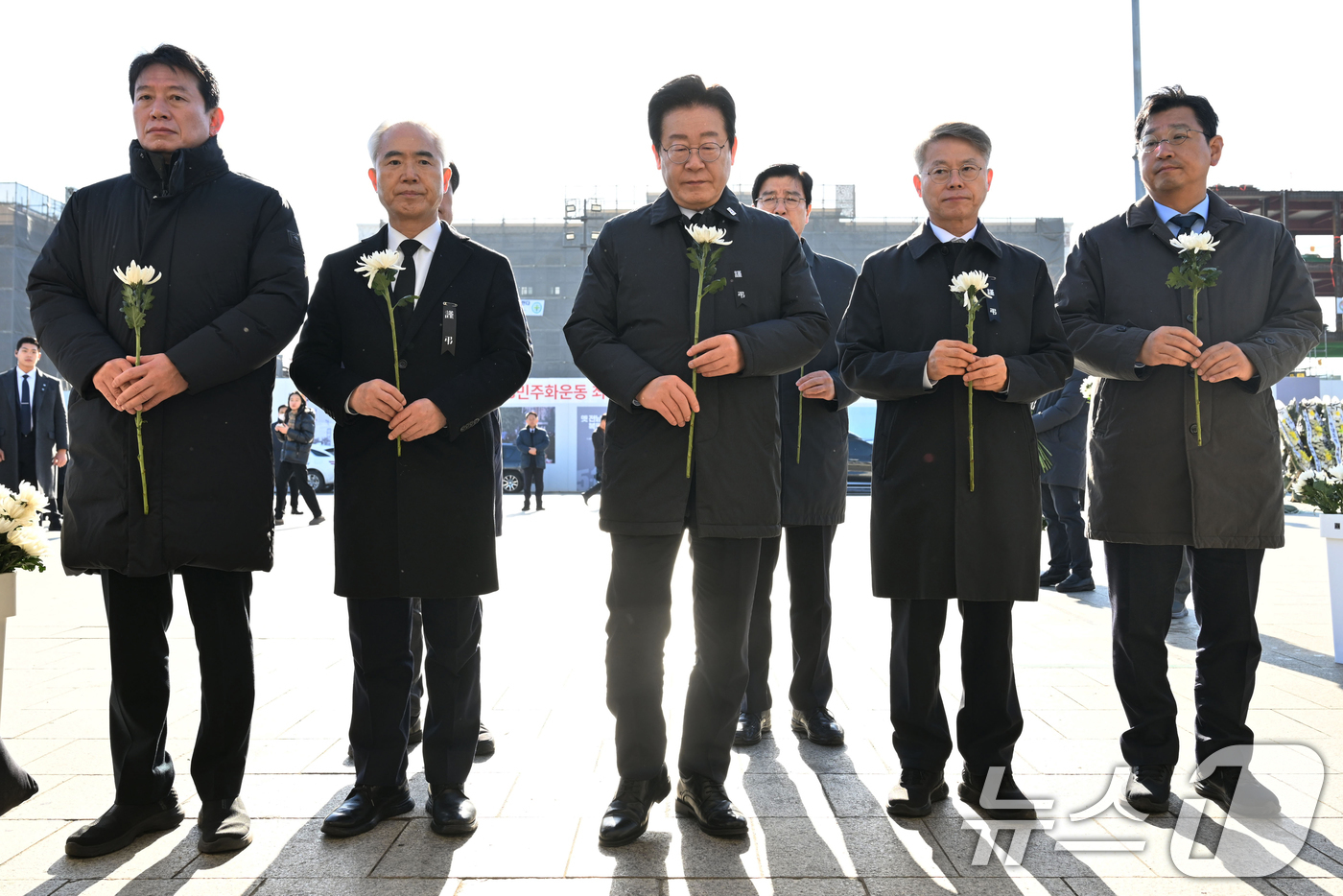 (광주=뉴스1) 이수민 기자 = 이재명 더불어민주당 대표가 1일 오전 광주 동구 5·18민주광장에 마련된 제주항공 여객기 참사 광주시민분향소를 찾아 헌화하고 있다.(공동취재) 20 …
