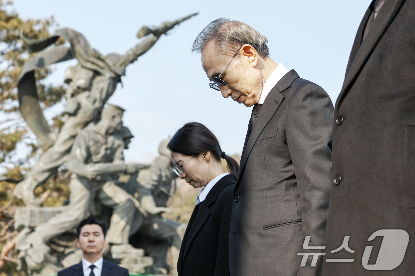 (서울=뉴스1) 민경석 기자 = 이명박 전 대통령이 2025년 을사년(乙巳年) 첫 날인 1일 오전 서울 동작구 국립서울현충원을 찾아 현충탑에 분향 후 묵념하고 있다. 2025.1. …