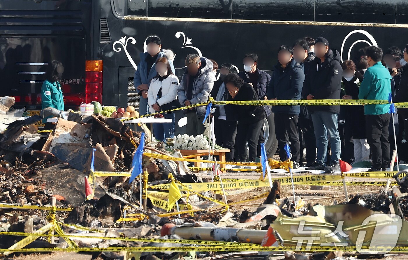 본문 이미지 - 1일 오전 전남 무안군 무안국제공항 제주항공 여객기 참사 현장에서 유가족들이 위령제를 지내며 오열하고 있다. 2025.1.1/뉴스1 ⓒ News1 김민지 기자