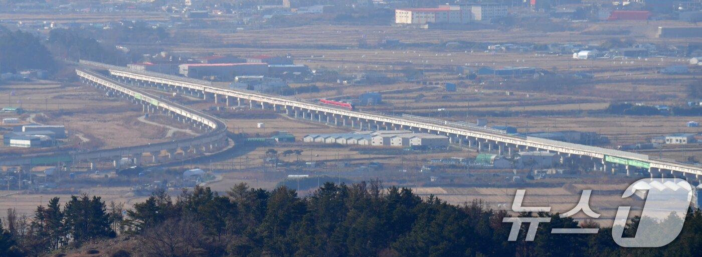 본문 이미지 - 2025년 새해 첫 날인 1일 오전 동해선 철도가 완전 개통된 가운데 경북 포항역을 출발한 ITX-마음 열차가 강릉역을 향해 달리고 있다. 부산에서 강원 강릉을 잇는 동해선 철도가 1일 완전 개통됐다. 동해선은 부산을 출발해 경북 경주~포항~울진, 강원 삼척~강릉까지 ITX-마음 열차가 하루 4차례 왕복 운행한다. 열차의 최대 속도는 시속 150㎞다. 동해선 완전 개통은 2014년 12월 영덕~울진~삼척 구간 공사를 시작한지 10년 만이며, 2018년 1월 포항~영덕 구간 개통 6년 만이다.&#40;뉴스1 자료, 재판매 및 DB금지&#41; 2025.10.14/뉴스1 ⓒ News1 최창호 기자