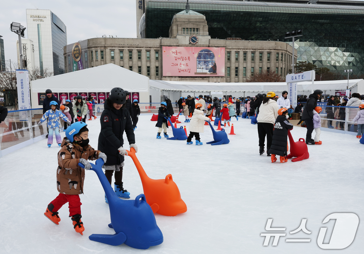(서울=뉴스1) 송원영 기자 = 2024년 을사년 첫날인 1일 서울 중구 서울광장 스케이트장을 찾은 시민들과 관광객들이 스케이트를 즐기고 있다. 2025.1.1/뉴스1