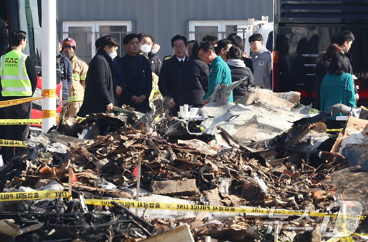 본문 이미지 - 이재명 더불어민주당 대표가 1일 전남 무안군 무안국제공항 제주항공 여객기 참사 현장에서 유가족들의 위령제 모습을 바라보고 있다. 2025.1.1/뉴스1 ⓒ News1 김민지 기자