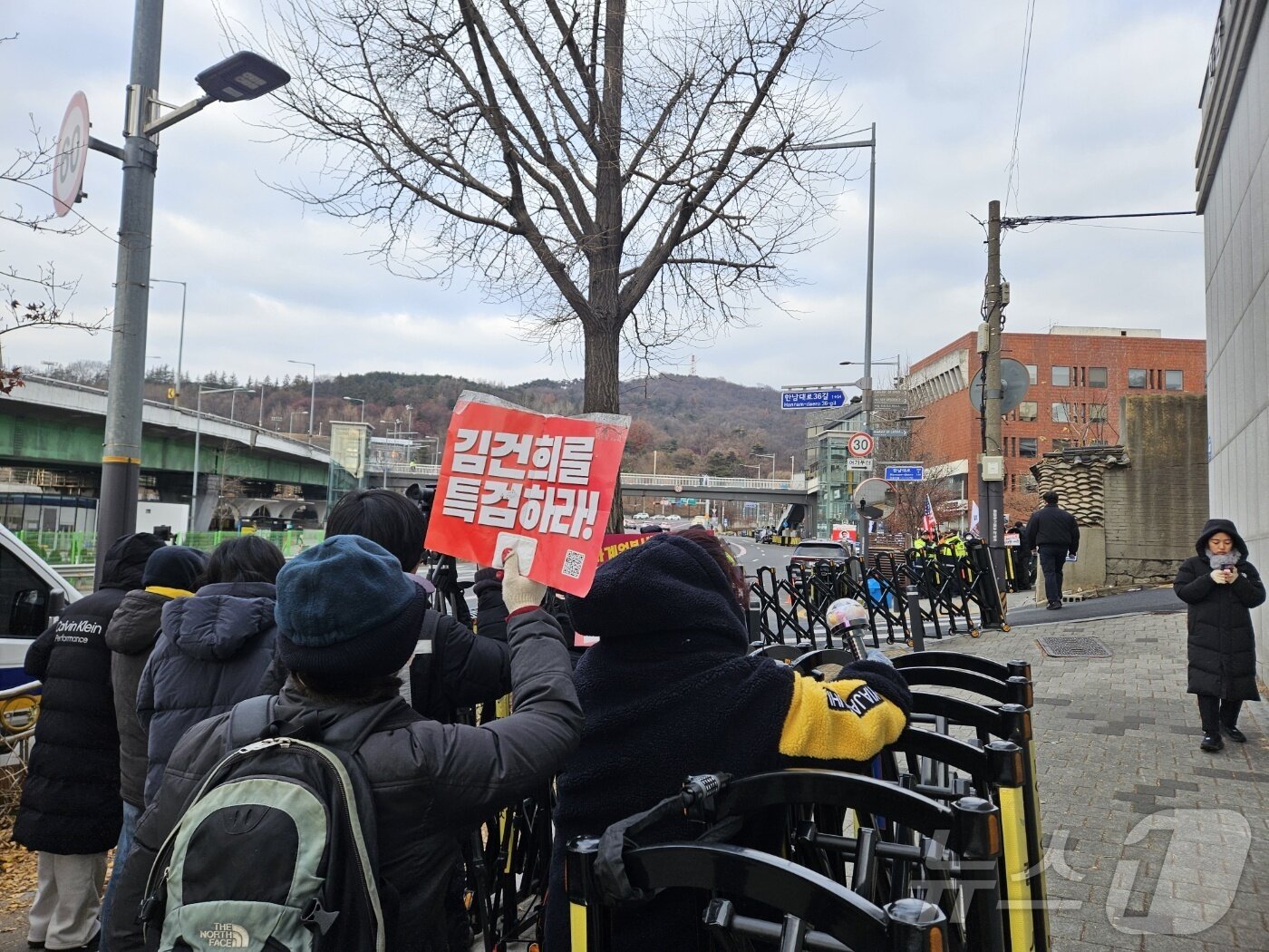 본문 이미지 - 1일 오전 서울 용산구 한남동 대통령 관저 앞에서 윤석열 대통령 파면을 요구하는 진보단체 집회가 열리고 있다. / 뉴스1 장시온 기자