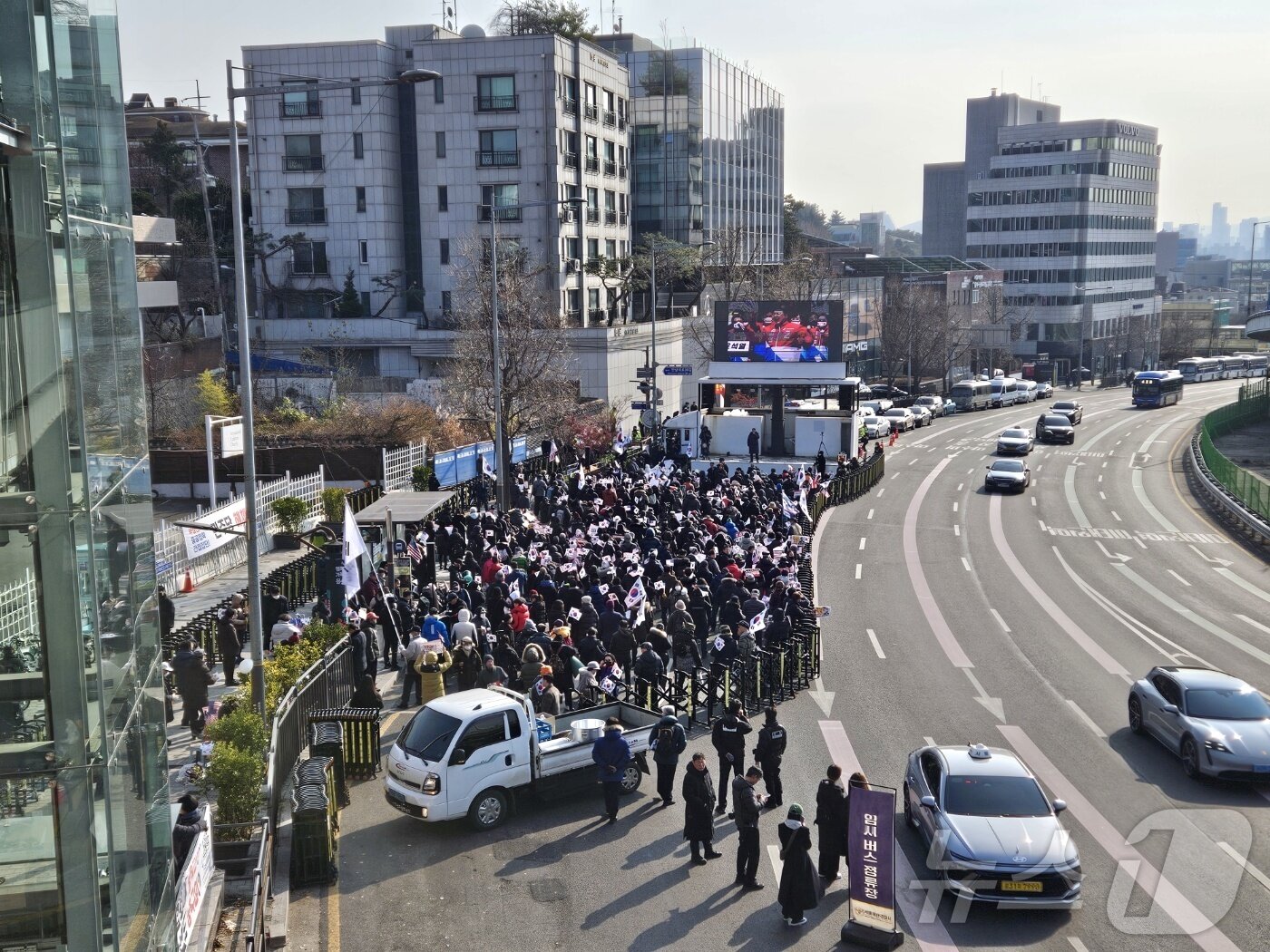 본문 이미지 - 보수단체 신자유연대가 1일 낮 용산구 한남동 대통령 관저 앞에서 집회를 열고 탄핵 무효를 주장했다. / 뉴스1 장시온 기자