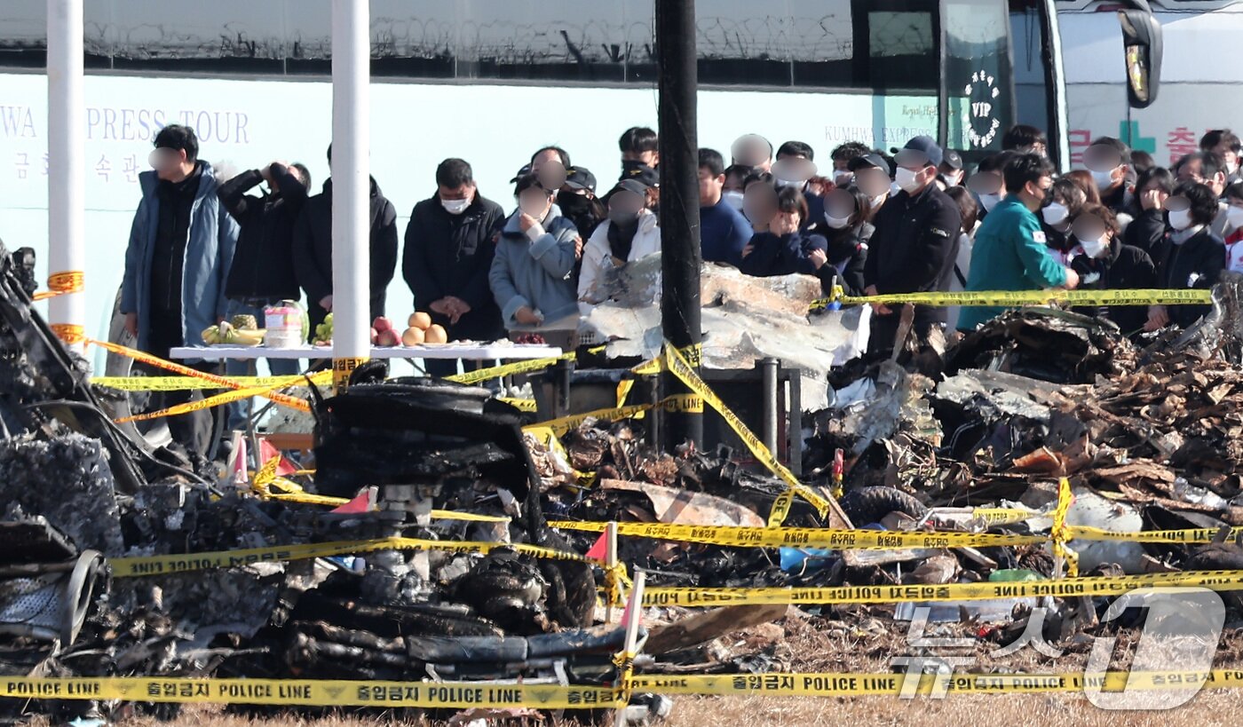 본문 이미지 - 1일 전남 무안군 무안국제공항 제주항공 여객기 참사 현장에서 유가족들이 위령제를 지내며 오열하고 있다. 2025.1.1/뉴스1 ⓒ News1 김성진 기자