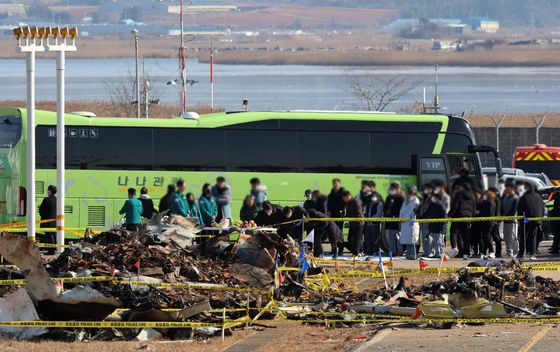 파손된 기체 앞 '떡국' 차린 유가족들…공항 둘러싼 1만 '추모'(종합)