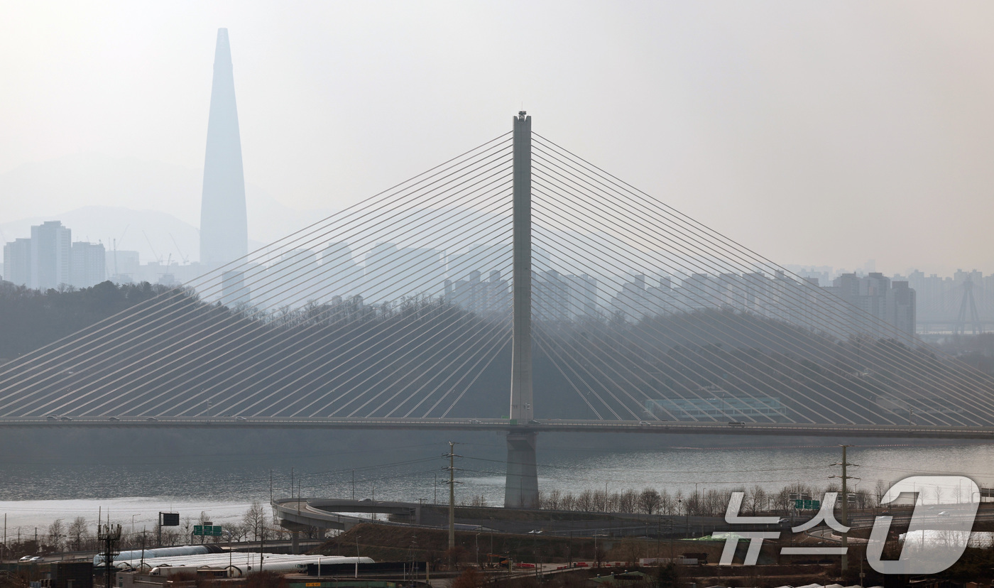 (구리=뉴스1) 구윤성 기자 = 서울 강동구 고덕동과 경기 구리시 토평동을 잇는 고덕토평대교가 1일 개통했다.고덕토평대교는 한강을 가로지르는 33번째 다리로, 교각과 교각 사이 거 …