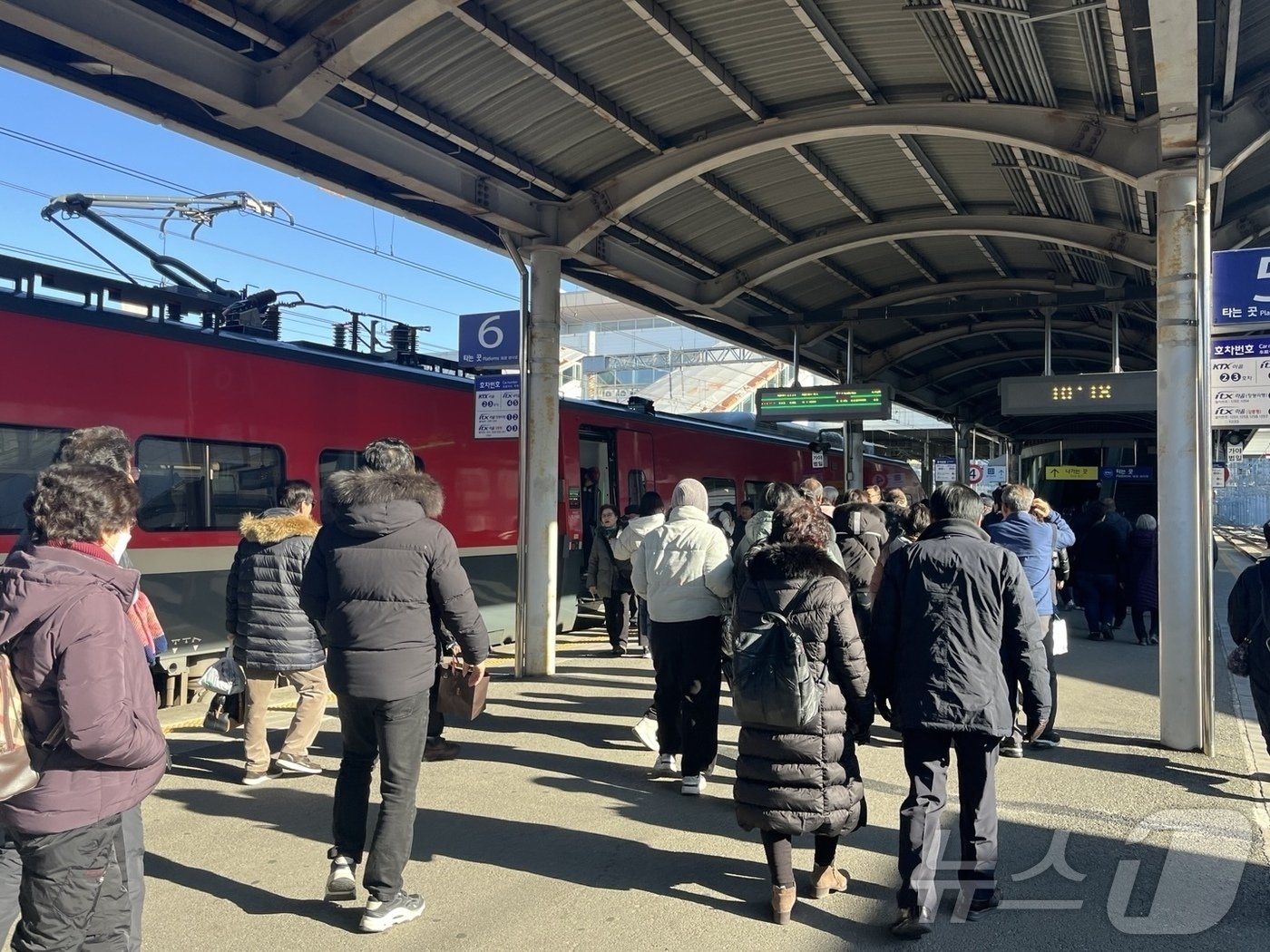 1일 오전 이날부터 완전 개통된 동해선 부전역에 도착한 ITX-마음 열차에서 승객들이 내리고 있다.2025.1.1/뉴스1 ⓒ News1 장광일 기자