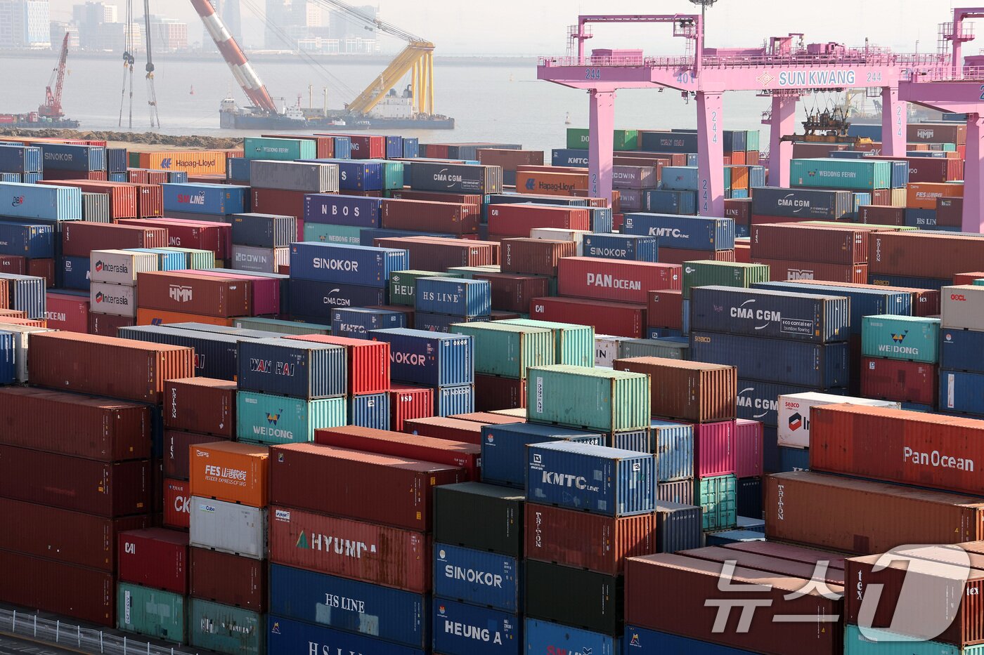 본문 이미지 - 인천 연수구 인천신항 컨테이너 터미널. 2025.1.1/뉴스1 ⓒ News1 이동해 기자