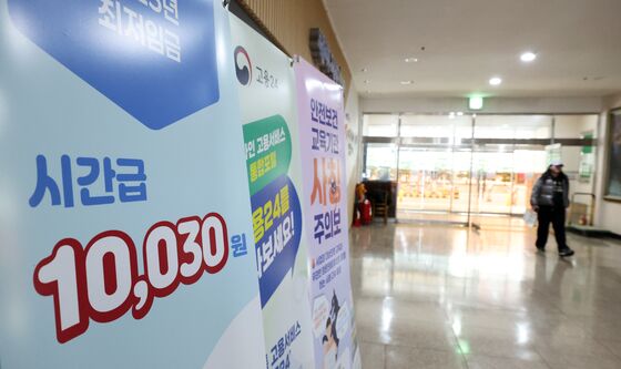 '동결' vs '1만30원+α' 내년도 최저임금 심의 스타트