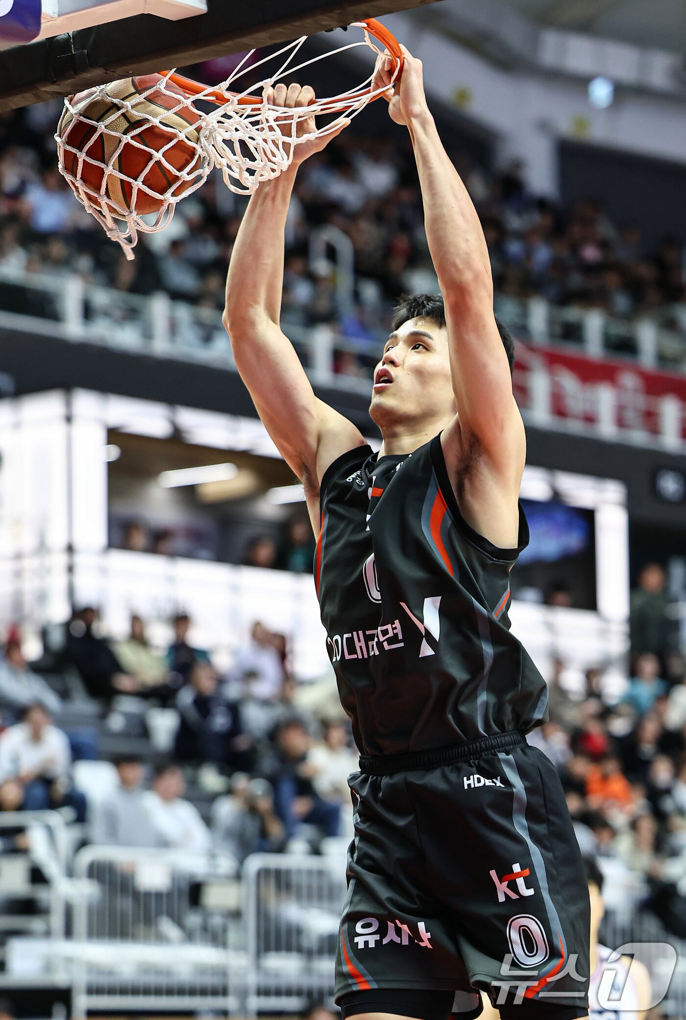 본문 이미지 - 1일 경기 수원시 권선구 수원KT소닉붐아레나에서 열린 &#39;2024-2025 KCC 프로농구&#39; 정규리그 수원 KT 소닉붐과 부산 KCC의 경기, KT 하윤기가 덩크슛에 성공하고 있다. 2025.1.1/뉴스1 ⓒ News1 김도우 기자